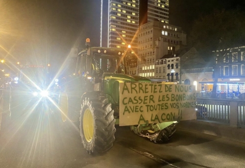Proteste agricoltori: Bruxelles bloccata da centinaia di trattori. Le richieste all’Ue