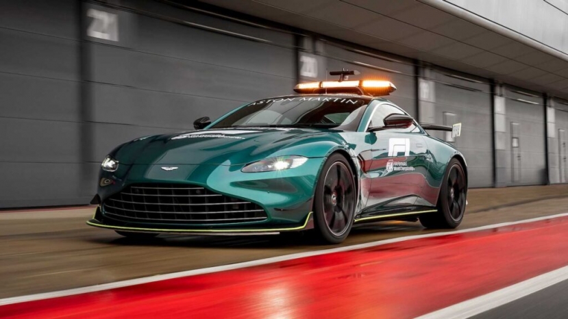 F1 Bahrain, doppia partenza per Aston Martin: in griglia con due vetture ma anche con la Safety Car