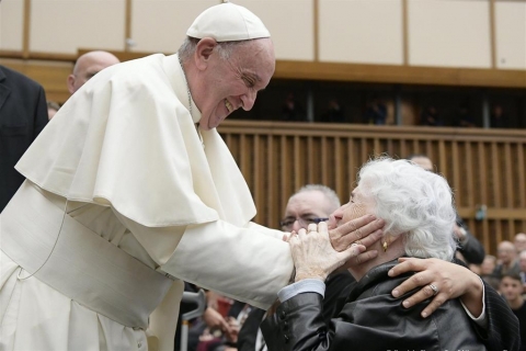 Città del Vaticano: Papa Francesco istituisce la "Giornata Mondiale dei Nonni e degli Anziani". È la quarta domenica di Luglio