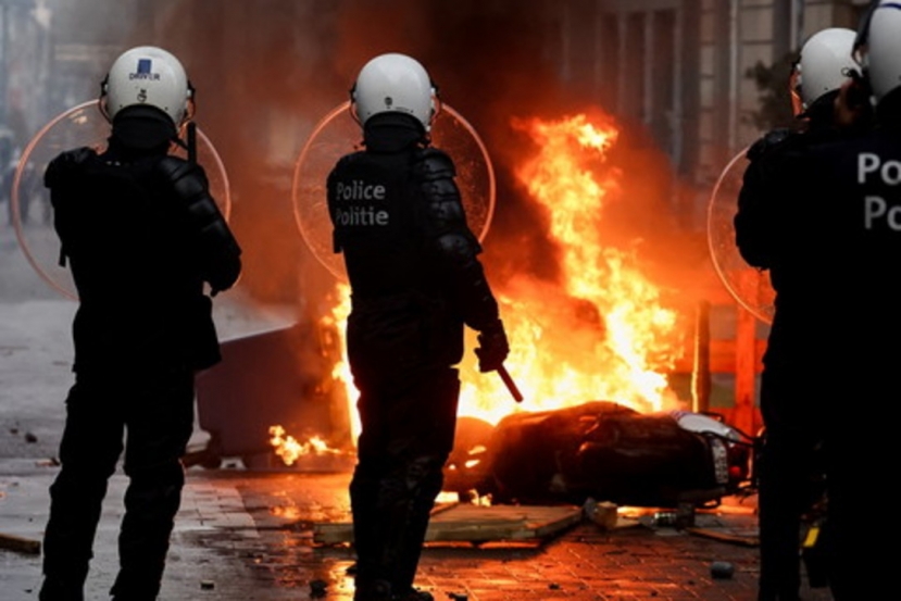 No Vax: 8 mila in piazza a Bruxelles. Scontri con la polizia, usati idranti e lacrimogeni