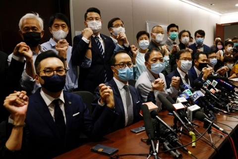 Pechino: il braccio di ferro del governo cinese con i deputati di Hong Kong dopo le dimissioni