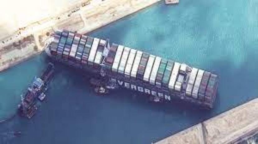 Canale di Suez: tre rimorchiatori tentano il disincaglio di una portacontainer battente bandiera di Hong Kong