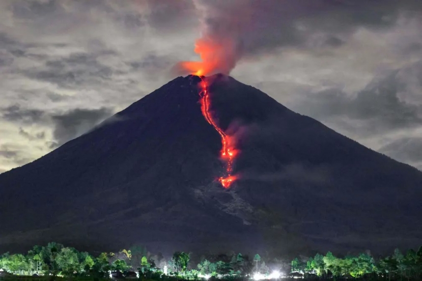 Indonesia: sono almeno 13 le vittime dell’eruzione del vulcano Semeru nell’isola di Giava