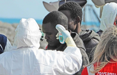 Migranti: cercasi caserme e navi per hot spot. Il nuovo bando del ministero dell'Interno