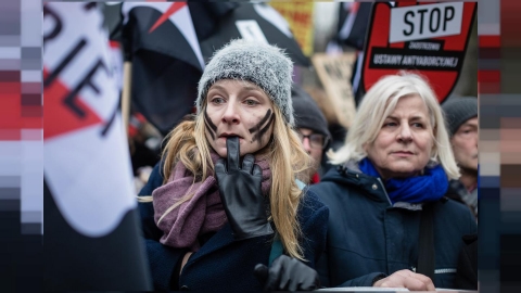 Aborto in Polonia: una sentenza del tribunale vieta la pratica. Riesplodono le proteste di Women's Strike