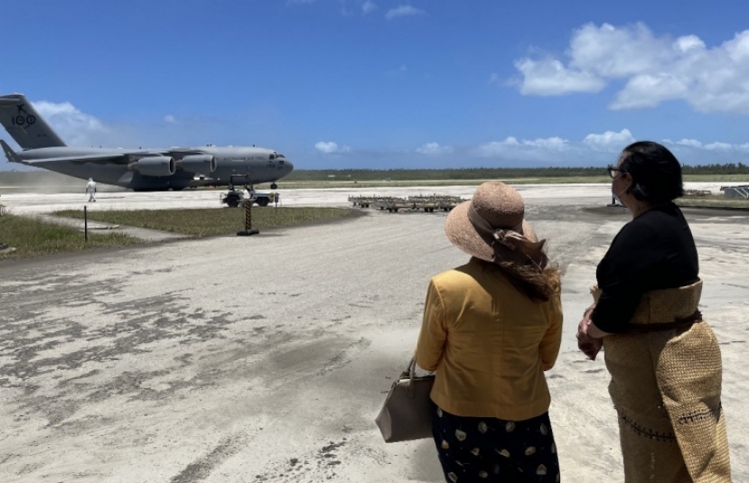 Isole Tonga, arrivata acqua e generatori per la corrente con gli aerei militari australiani e neozelandesi