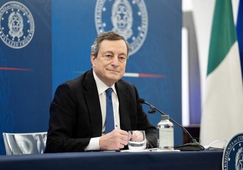 La conferenza di Mario Draghi senza orizzonti temporali sulle riaperture. Obiettivo è vaccinare