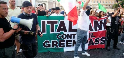 Oggi proteste a Roma: no green pass, discariche e transfobia nei cartelli in piazza
