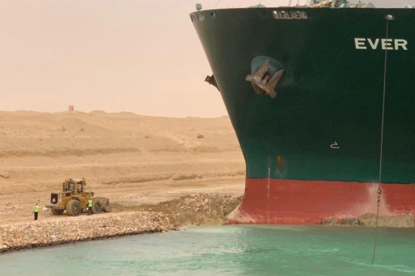 Egitto: bloccato il traffico del Canale di Suez da una nave cargo incagliata. Potrebbero essere necessari diversi giorni per lo sblocco