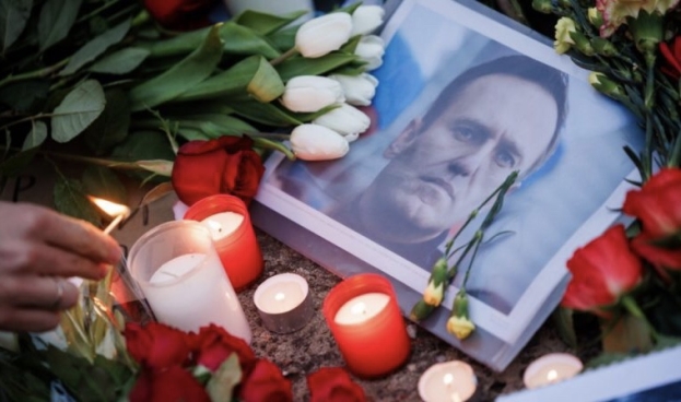 Morte Navalny: Mosca vieta le manifestazioni di cordoglio. Fiori sui monumenti della repressione