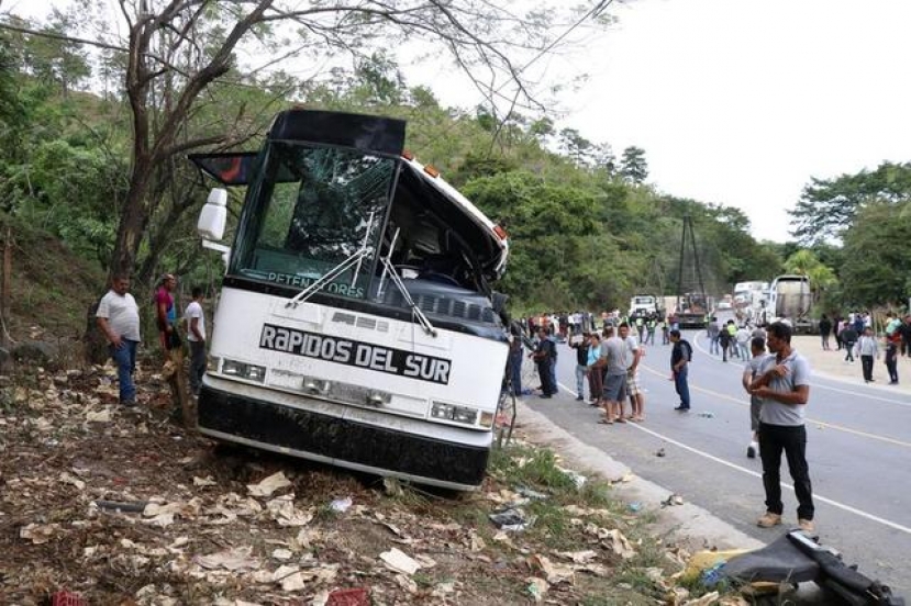 Clandestini: morti 55 migranti su un bus uscito di strada che tentava di superare il confine in Guatemala