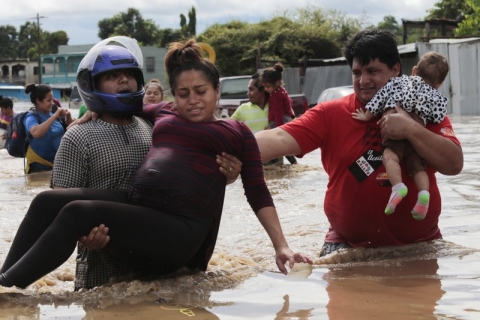 Honduras: l'uragano Eta provoca 57 vittime e diversi dispersi. Interi villaggi sommersi da acqua e fango