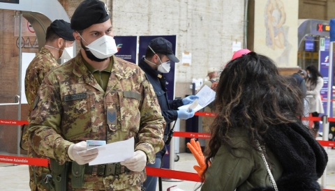 Migranti: equipe mediche dell'esercito vaccineranno i migranti degli hotspot siciliani