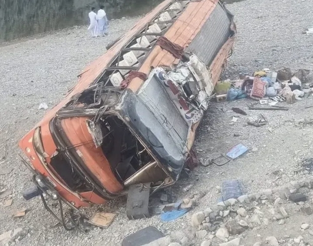 Pakistan: un bus precipita in un burrone a Washuk. Morti 20 passeggeri