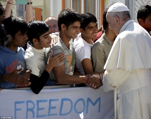 Ultimo giorno di Papa Francesco in Grecia. I giovani profughi siriani Elias e Kegham: "Il Papa è la nostra unica voce"