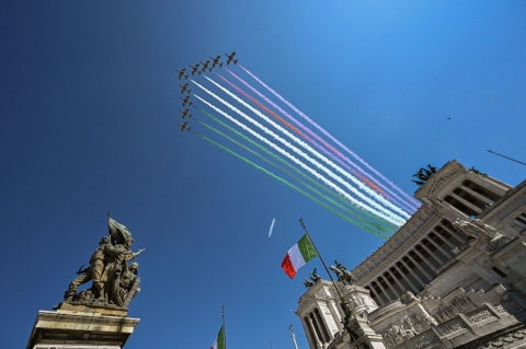 Festa della Repubblica: Mattarella e Conte all'Altare della Patria mentre le Frecce Tricolori sorvolano la capitale