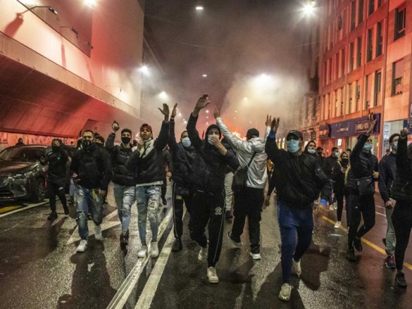 Corteo no-green pass: tensioni e scontri a Milano tra polizia e anarchici. Denunciate 16 persone