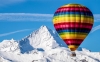 Regali sotto l'albero: un coupon per volare al di sopra dei 2 mila metri in mongolfiera con lo sfondo del Monte Bianco