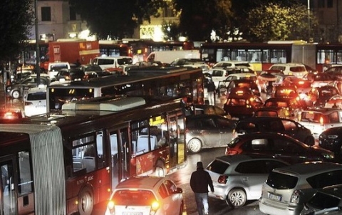 Roma: la Festa de Noantri a Trastevere manda in tilt il traffico per l’assenza di un piano della mobilità