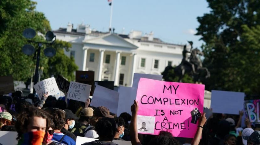 Usa: l&#039;onda lunga delle proteste per le uccisioni degli afroamericani Floyd e Brooks, continunano dinanzi alla Casa Bianca