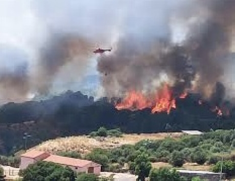Incendi in Sardegna, ancora allerta rossa della Protezione Civile da Nord a Sud