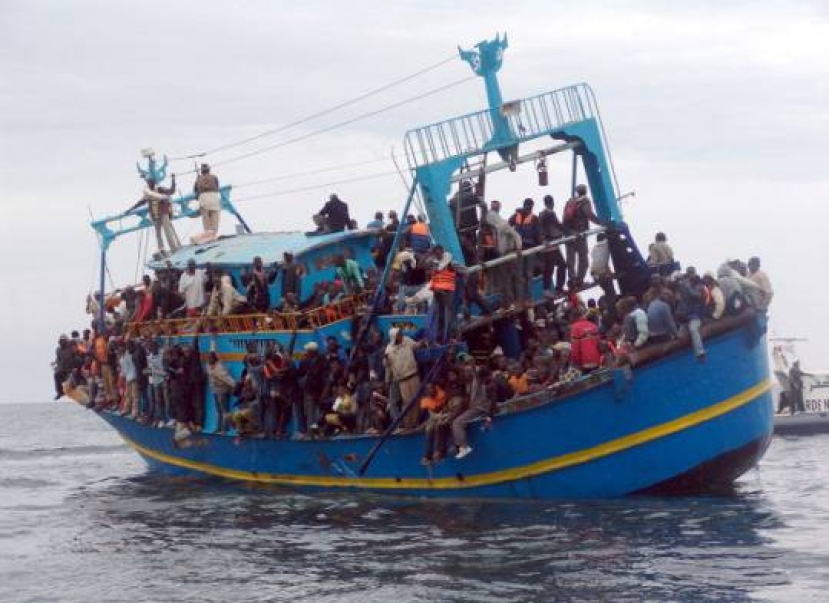 Lampedusa: 400 migranti su un peschereccio trasbordati a terra nell&#039;hotspot di Imbriacola al collasso