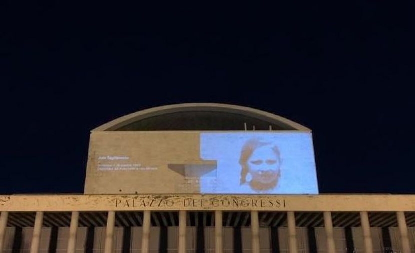 Roma: fino alle 24 l&#039;olocausto raccontato sulla facciata del Palazzo dei Congressi all&#039;Eur