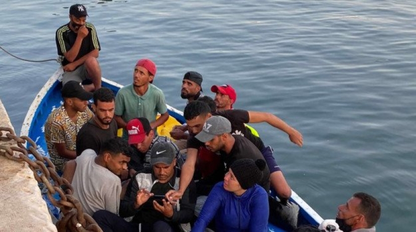 Migranti: l&#039;hotspot di Lampedusa supera le 700 persone. Ieri notte ultimo sbarco di 30 tunisini