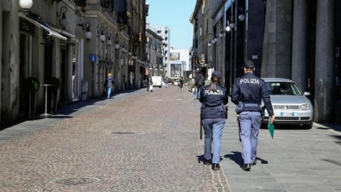 Covid: Napoli si prepara a decretare le zone rosse con le chiusure di negozi “non essenziali”