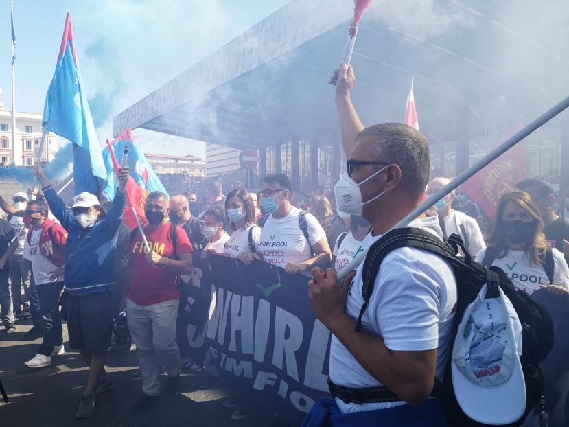 I lavoratori della Whirlpool di Napoli oggi manifestano per le strade di Roma