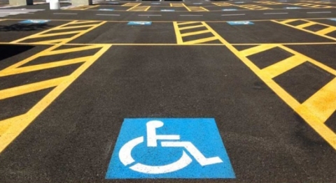 Nuovo Codice della Strada: 6 punti a chi occupa spazi per i disabili. Stefani: "Una battaglia di civiltà"