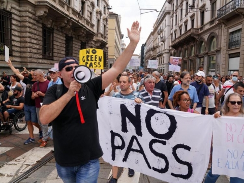 Corteo no-Green Pass a Roma, scontri con la polizia che ha utilizzato gli idranti