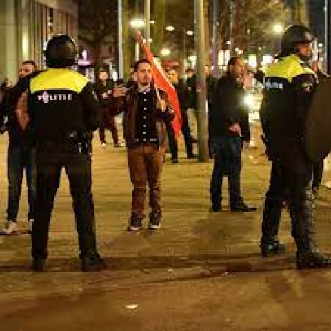 Restrizioni Covid: a Rotterdam scontri con la polizia con 7 feriti, 20 arresti e auto incendiate