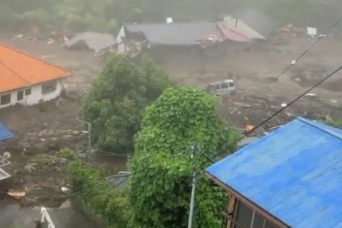 Tokyo: pioggia è un fiume di fango ad Atami provoca 2 morti e 20 dispersi. Sgombrati 20 mila residenti