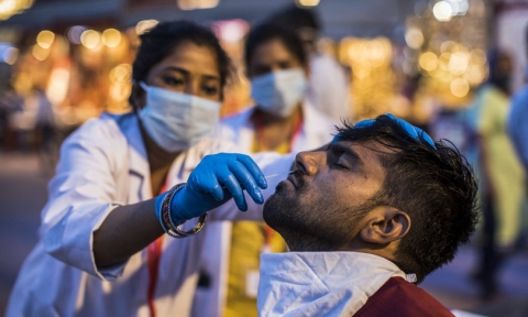 India: oltre 184mila contagiati e mille decessi al giorno da Covid. Approvata ieri la produzione di Sputnik