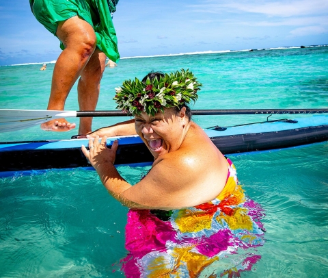 Isole Cook, i tutorial “sostenibili” delle irriverenti zie cookesi diventano virali