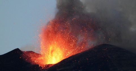 Eruzioni Etna: boati sordi nella notte e ancora un trabocco lavico e cenere. Ritardi per gli aerei di Fontanarossa