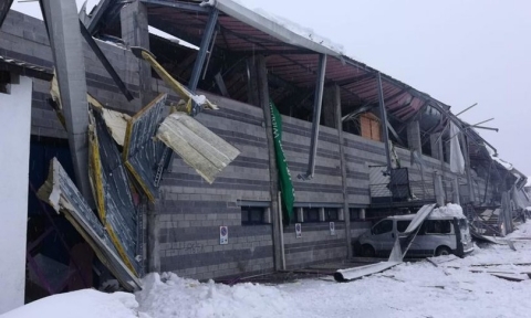 Bolzano: a Vipiteno crolla il tetto del Palaghiaccio sotto il peso della neve. Nessuna vittima