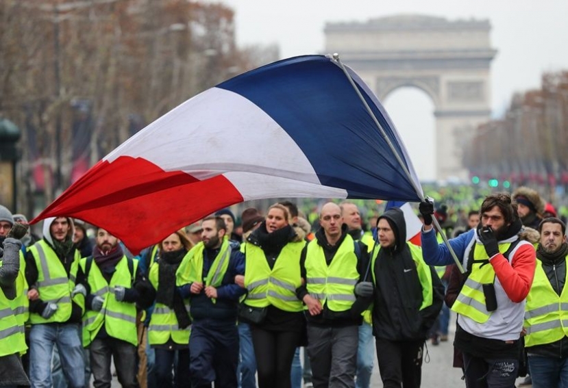 I Gilet Gialli tornano in piazza a Parigi. Tra loro anche No Mask e scuole