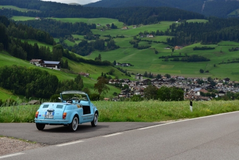 Una Fiat 500 Spiaggina d'epoca in tour tra Austria e Germania per promuovere il turismo gardesano