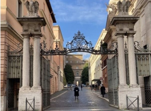 Vaticano: era in stato di alterazione psico-fisica il 40enne arrestato ieri sera per aver sfondato con l’auto l’ingresso di San Damaso
