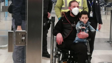 L'arrivo del piccolo Mustafà al-Nazzal in Italia: da un foto alla gara di solidarietà per le sue protesi
