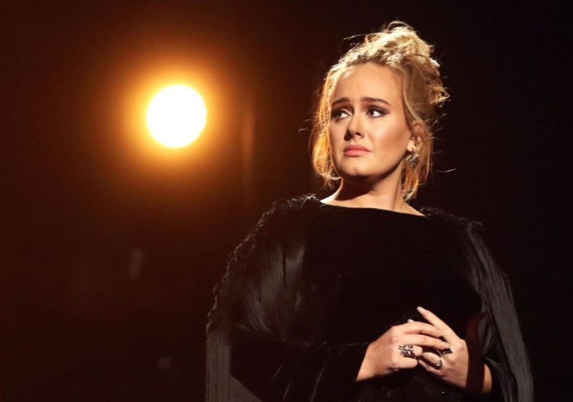 Musica: salta il debutto dello spettacolo di Adele a Las Vegas. Lo staff colpito da Covid