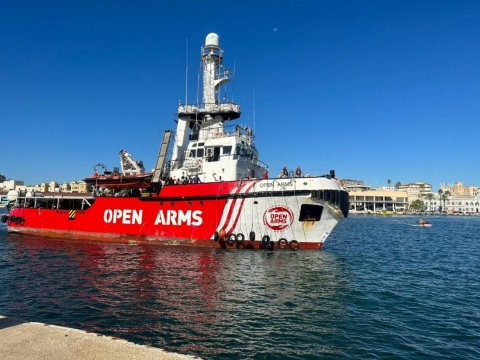 Migranti: l’Open Arms è entrata nel porto di Massa Carrara con 195 persone tra donne e bambini