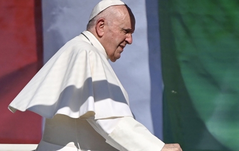 Vaticano, Papa nell’udienza ambasciatori: “Siamo in una guerra mondiale combattuta a pezzi”