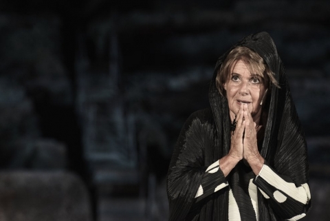 L’eredità di Franca Valeri in tour in Sardegna con il monologo di Lella Costa ne “La vedova Socrate”