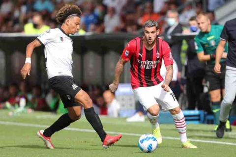 Serie A: il Milan si gode la testa della classifica in attesa del match del Napoli contro il Cagliari allo stadio Maradona
