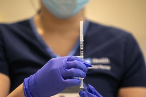 Siracusa: dottoressa positiva al virus anche dopo vaccino. Occorre la seconda dose per l’immunità