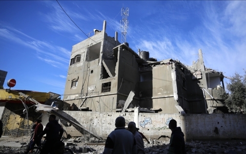 Striscia Gaza: otto morti in un raid israeliano che ha devastato un edificio a Deir-al-Balah