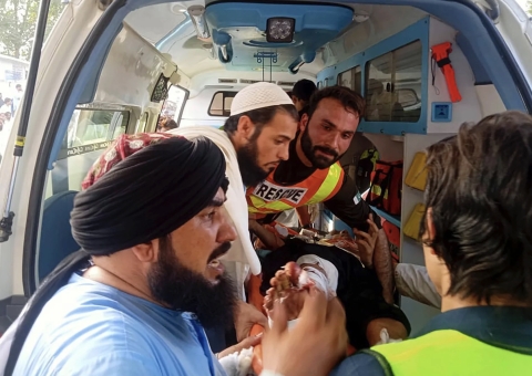 Pakistan: sale a 73 il numero dei morti e 200 feriti vittime della bomba esplosa a Khar